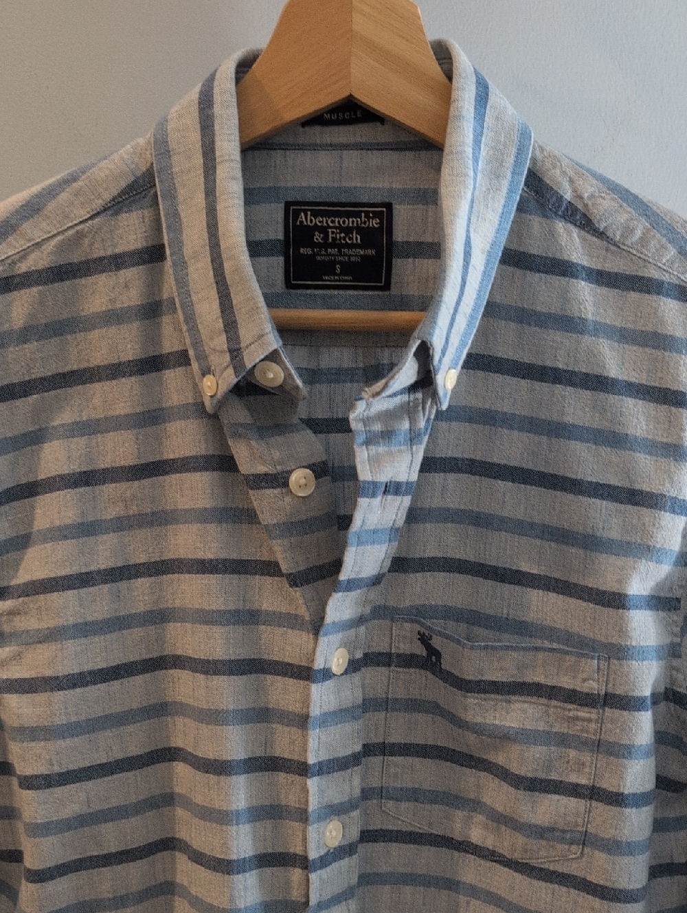 Abercrombie & Fitch Men's Small Muscle Fit Long Sleeve Button Down Striped Shirt